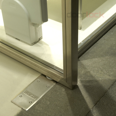 Дверной доводчик напольный GEZE TS500 NV c фиксацией на 90°, EN3, серебристый